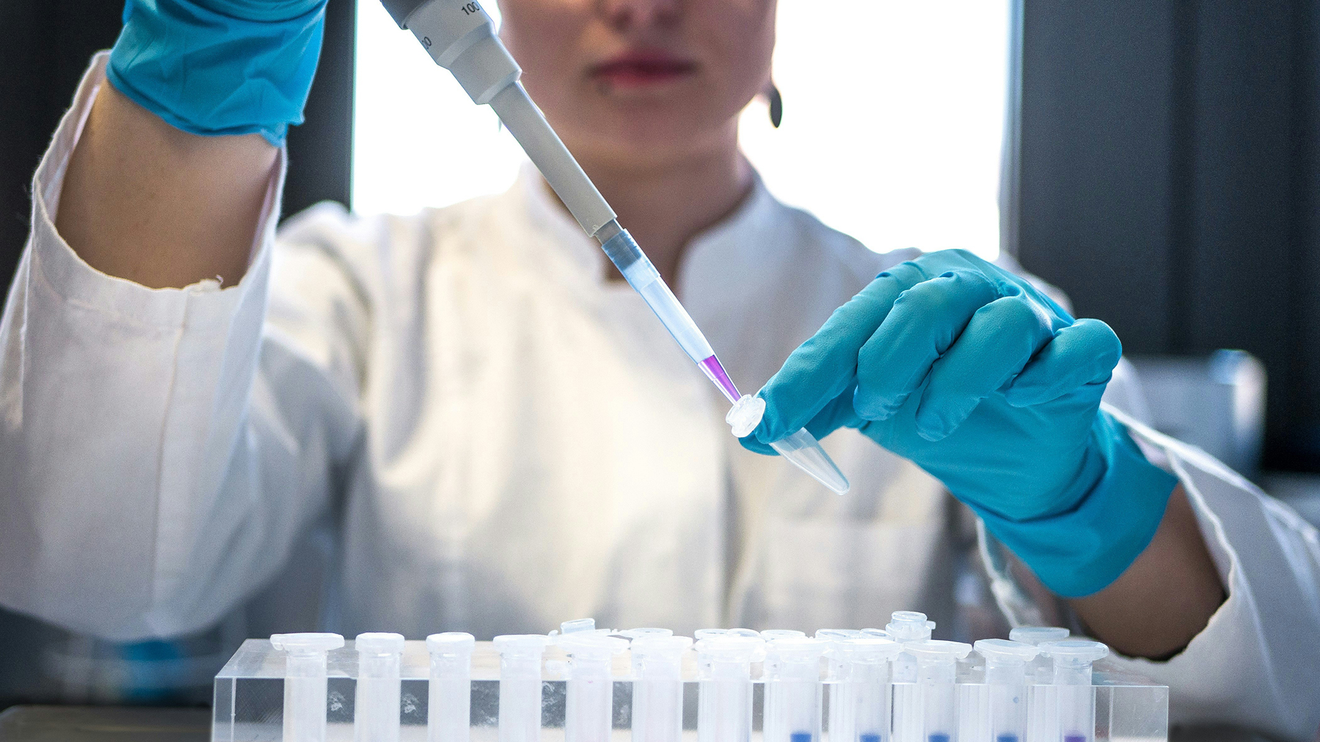 Foto di un medico che effettua analisi in laboratorio