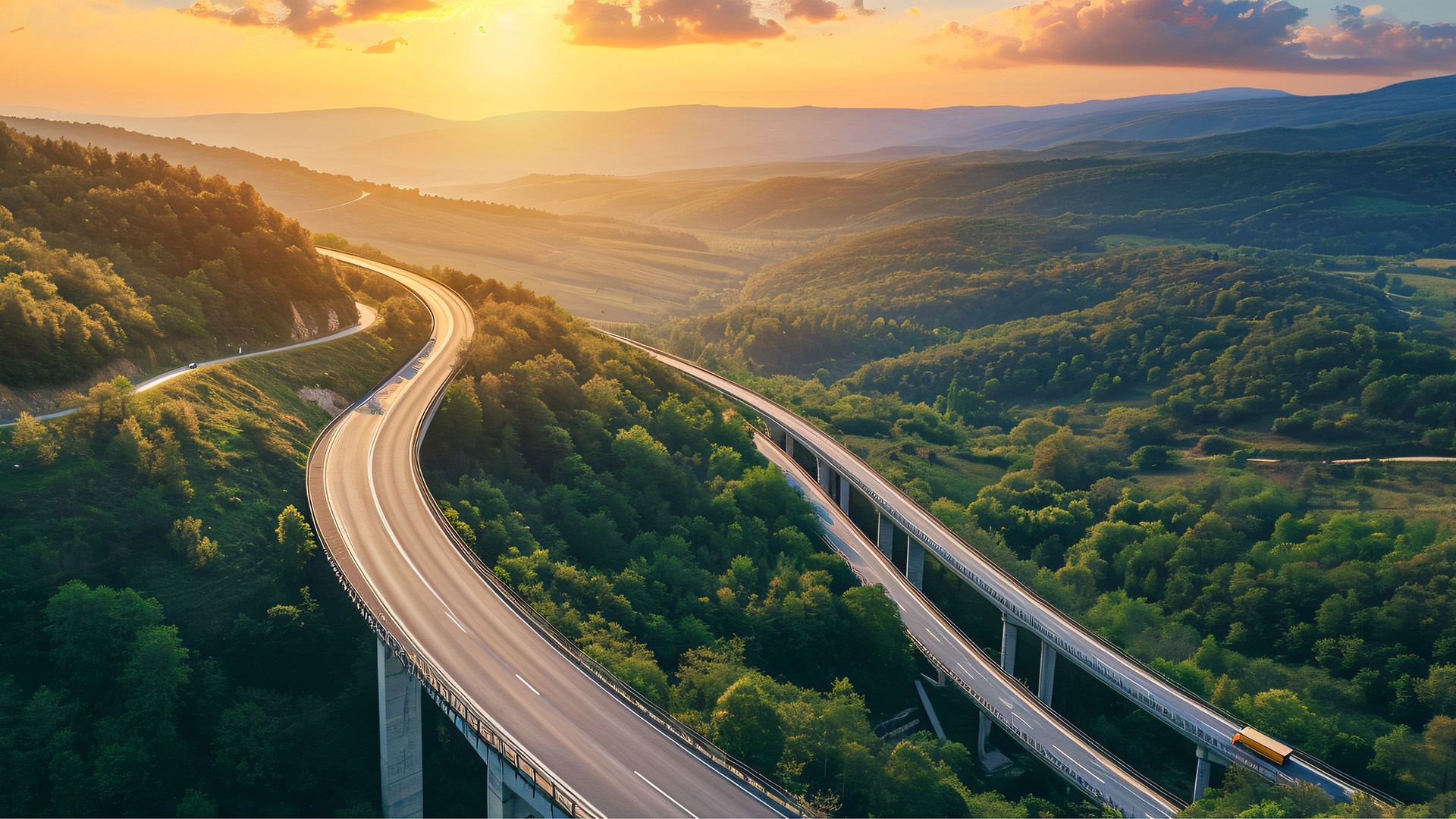 Fotografia di un ponte autostradale tra colline coperte di vegetazione