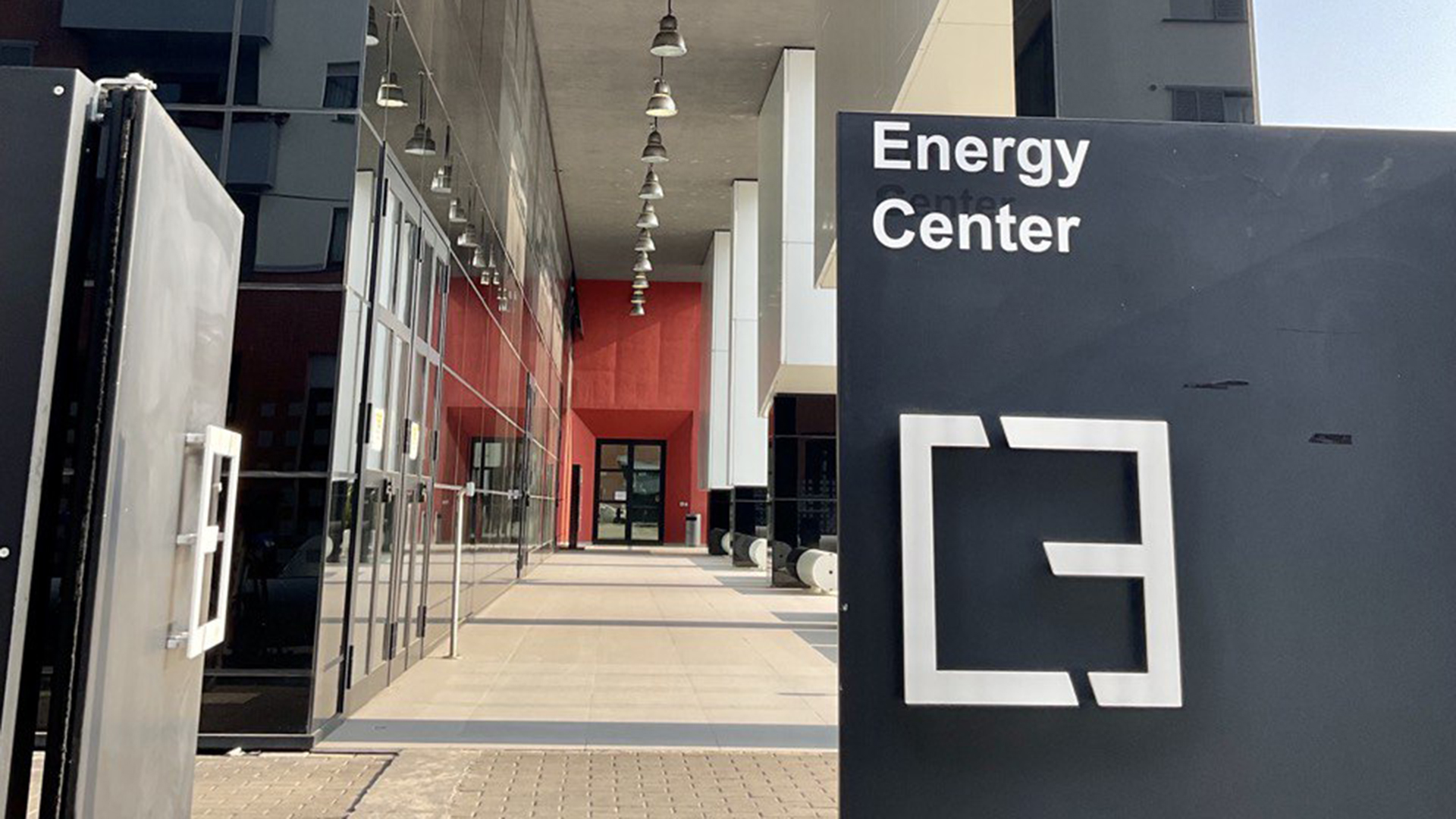 Foto dell'ingresso dell'Energy Center del Politecnico