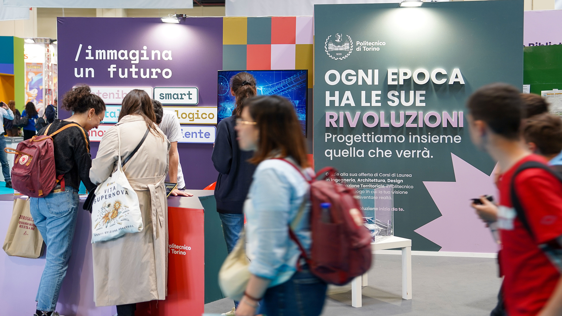 Foto dello stand del Politecnico al Salone del Libro con molto pubblico