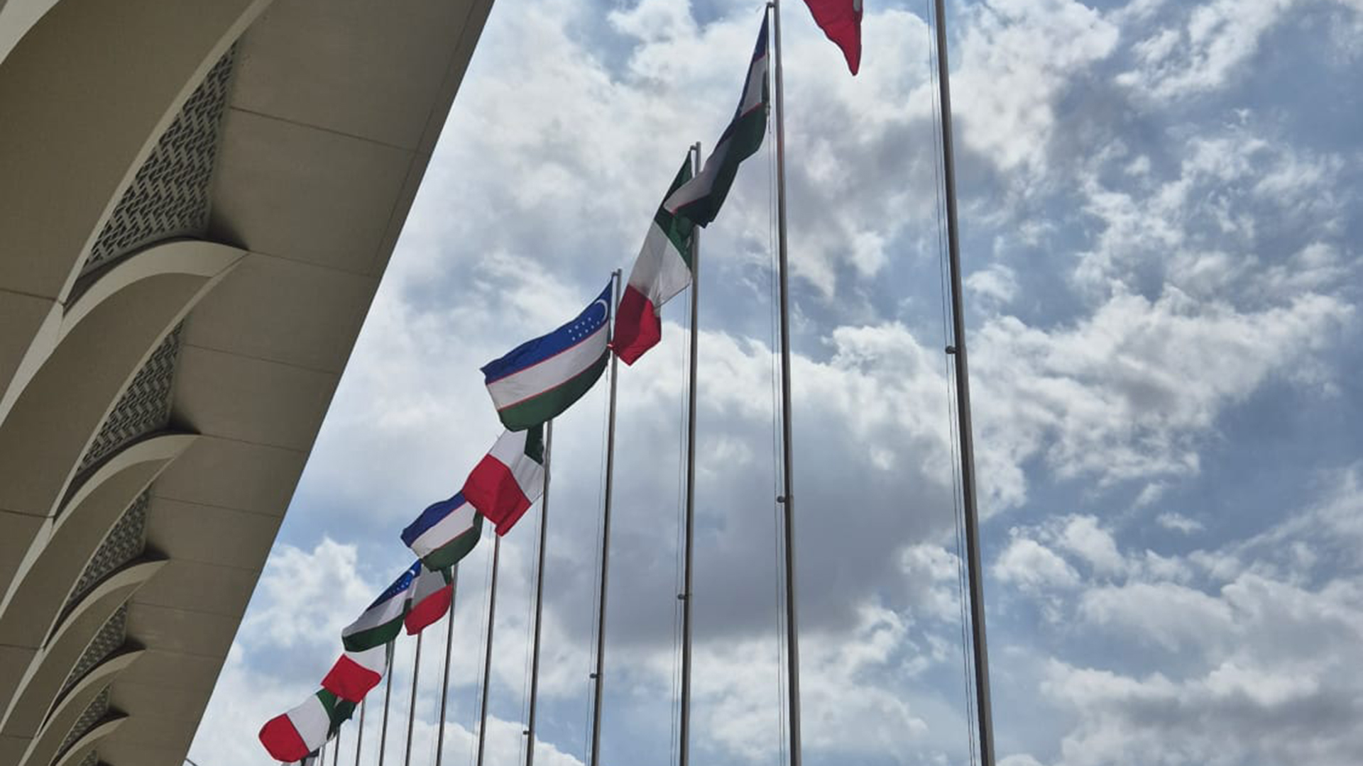 Foto delle bandiere di Uzbekistan e Italia