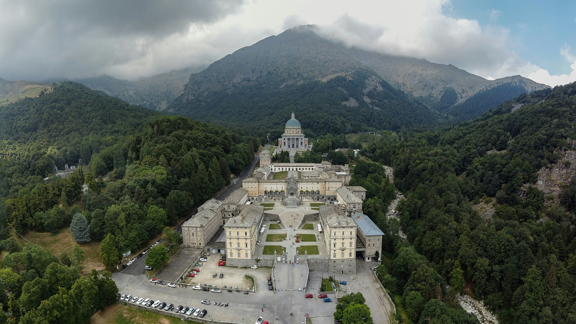 Foto dall'alto del Santuario di Oropa