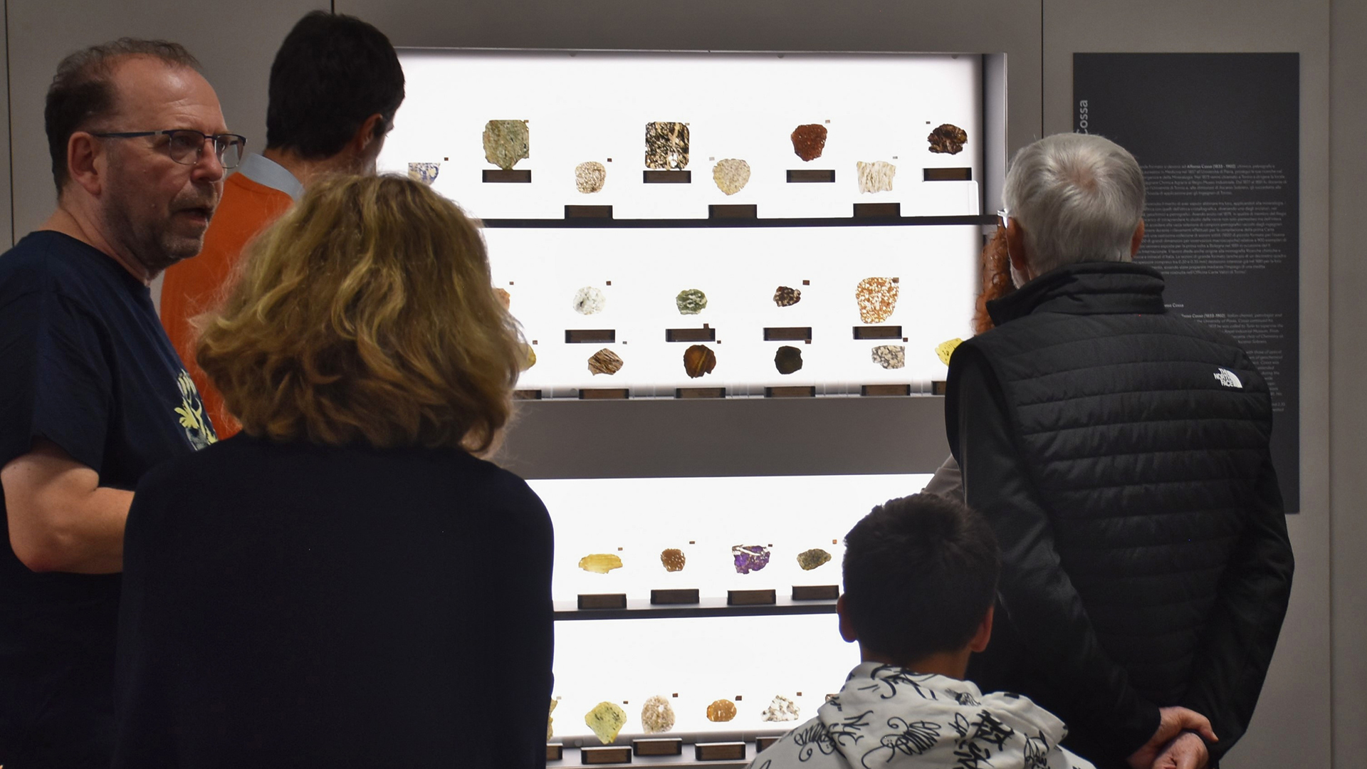 Foto di persone che visitano il museo