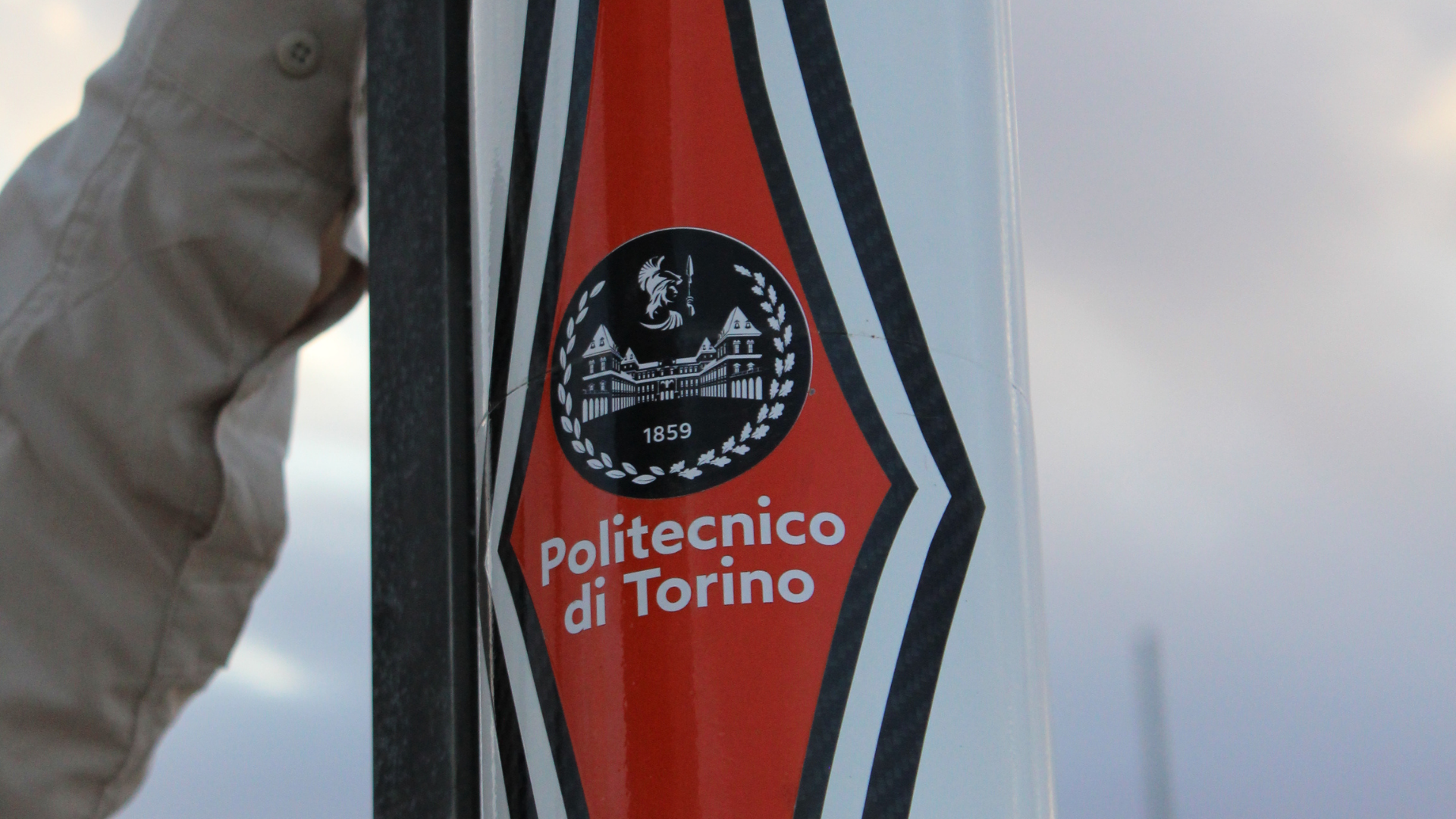 logo PoliTO sul razzo del PoliTO Rocket Team