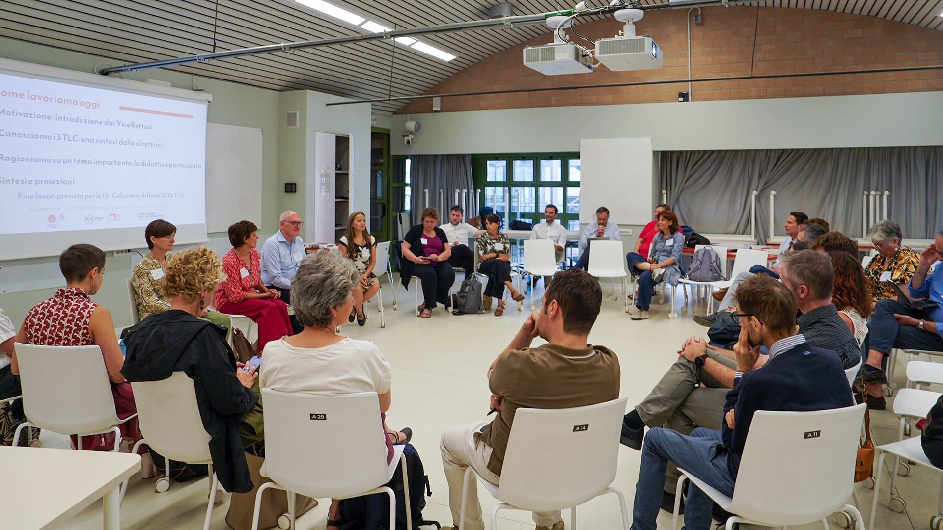 Foto del gruppo di partecipanti riuniti in cerchio