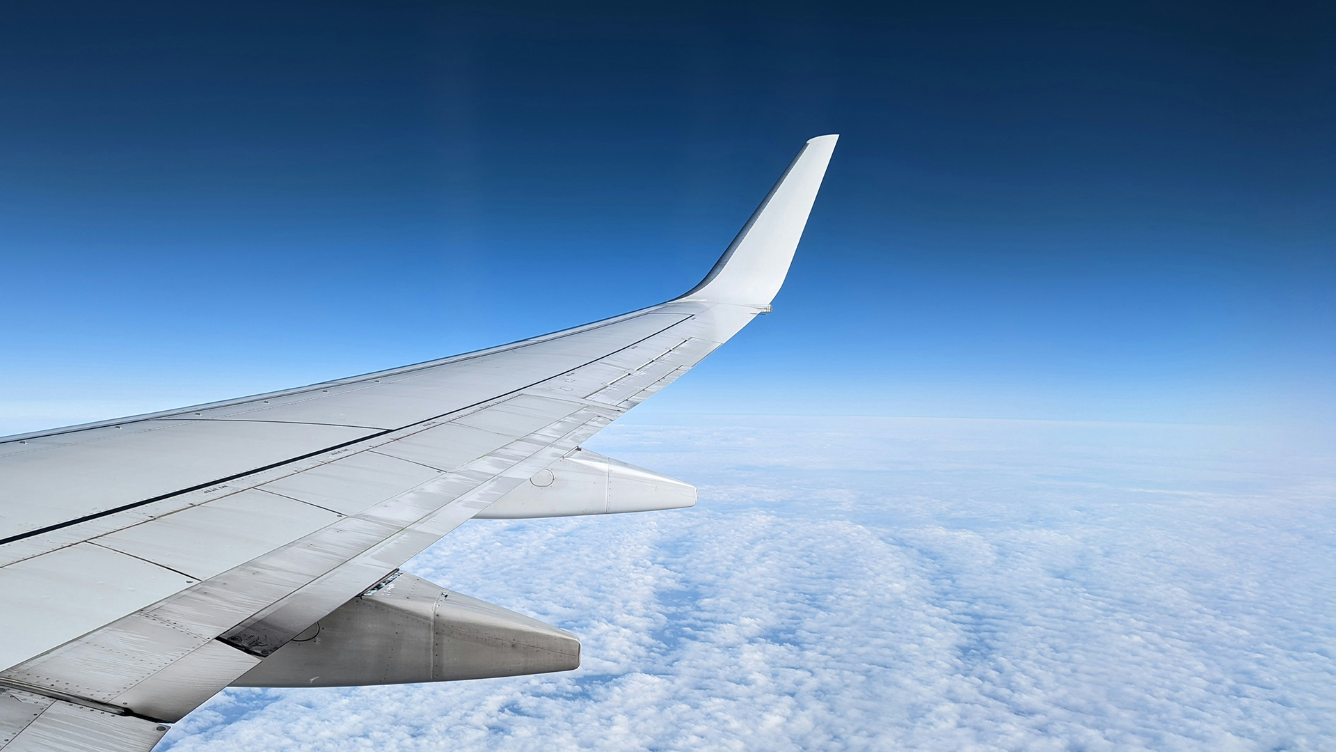 Foto di un'ala di un aereo in volo sulle nuvole