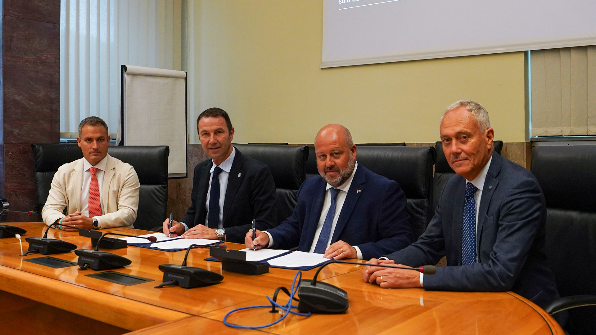 Foto della firma dell'accordo