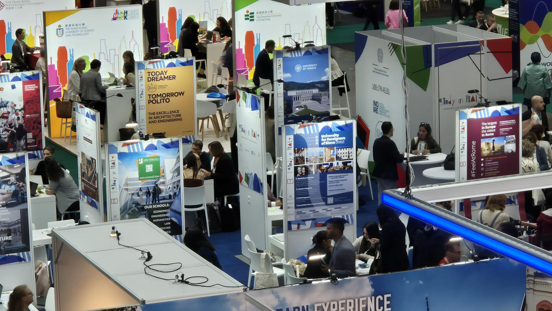 Foto degli stand alla conferenza internazionale