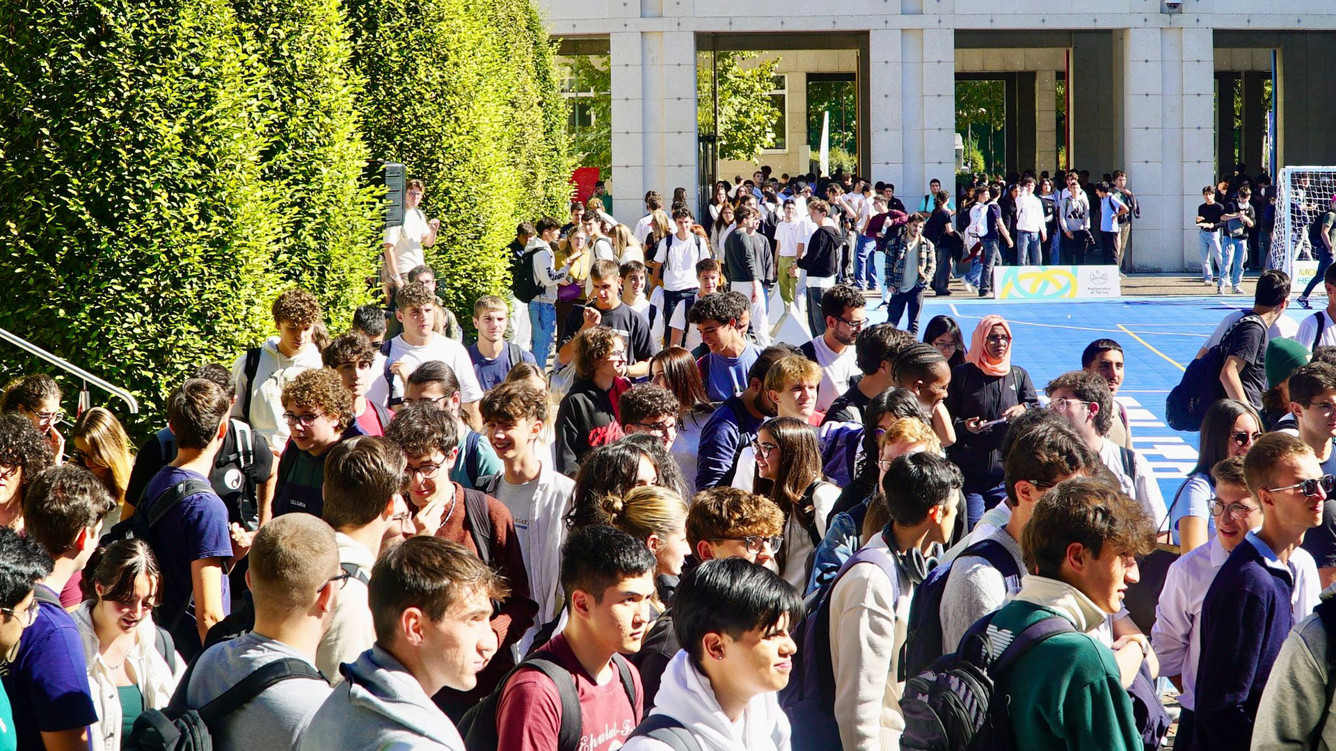 Foto degli studenti nel cortile