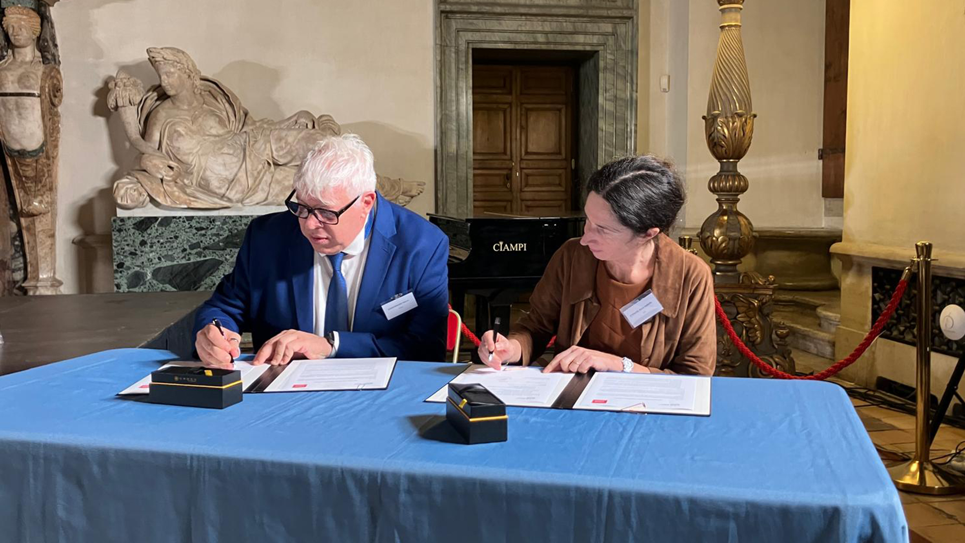 Foto della firma dell'accordo