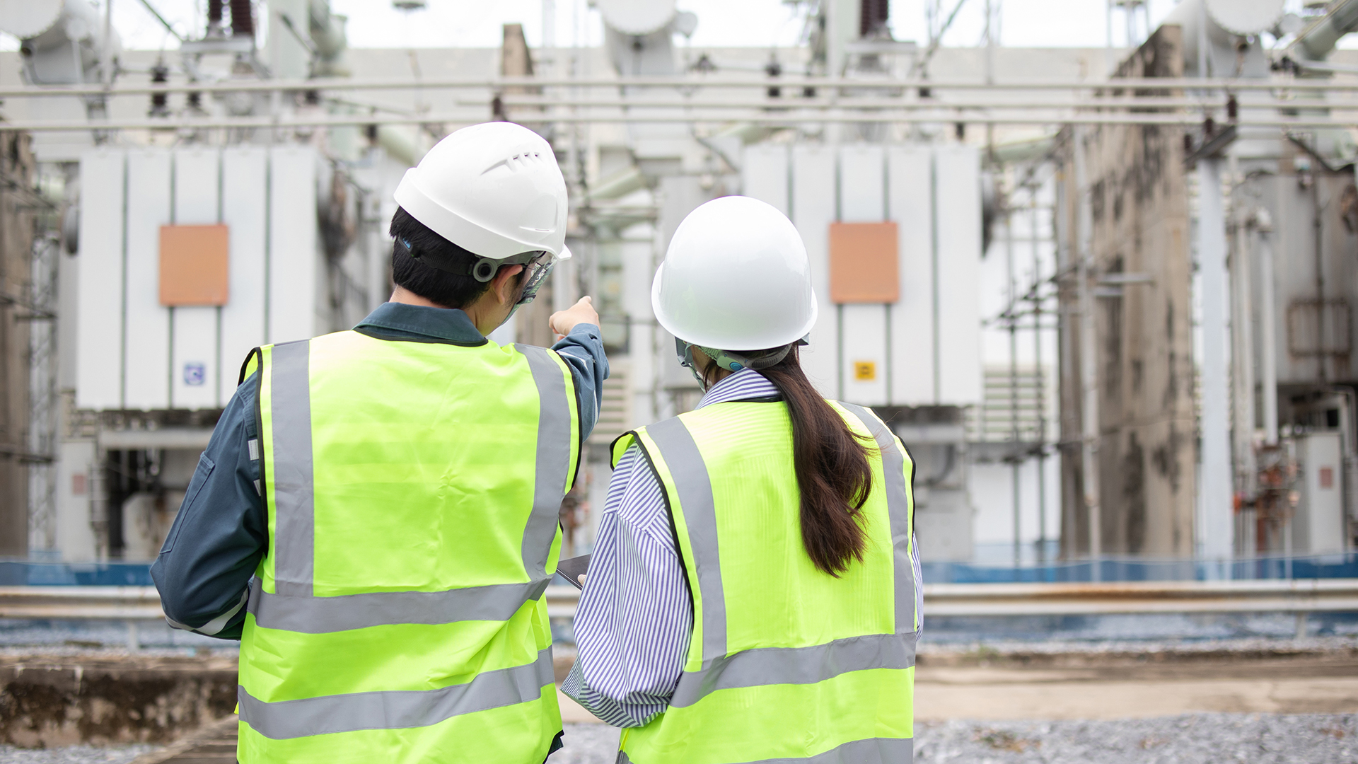 Foto di una coppia di ingegneri elettrici in un impianto