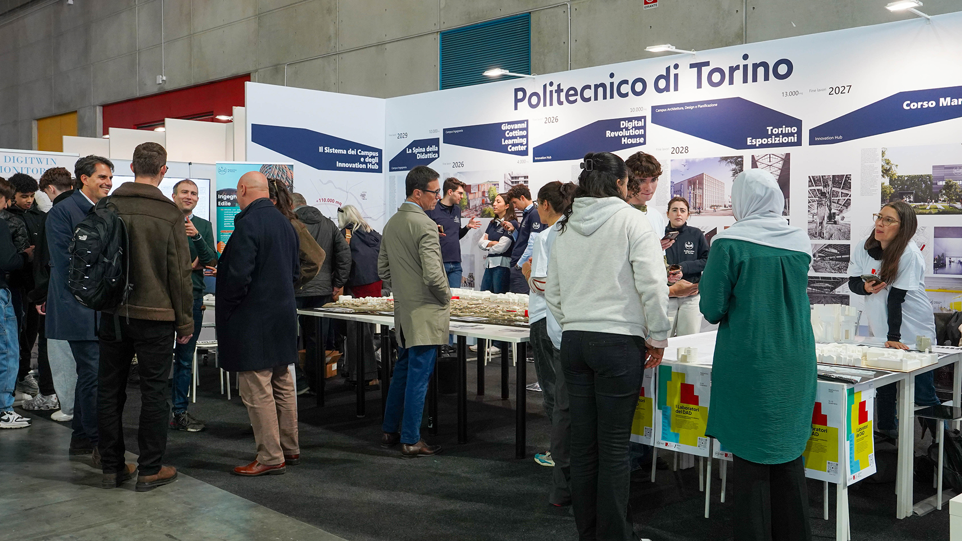 Foto dello stand del Politecnico
