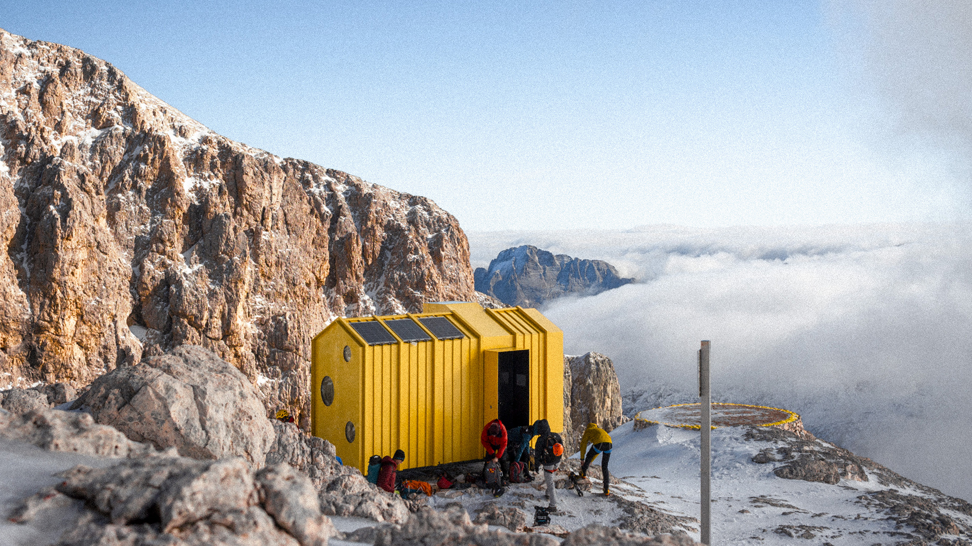 Foto di un bivacco di alta montagna visitato dal team