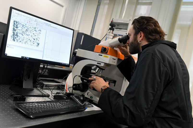 Ricercatore al microscopio