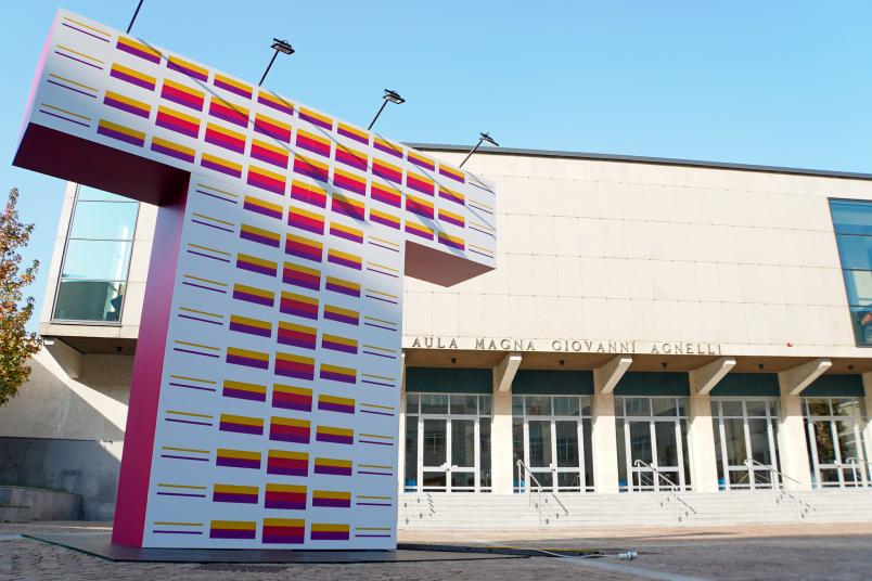 Cortile dell'Aula Magna con allestimenti di Biennale Tecnologia