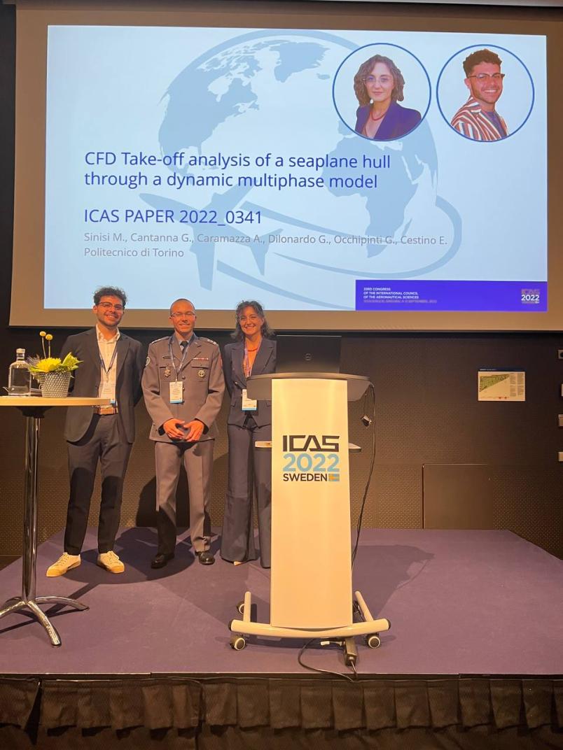 Il Team S55 sul palco della conferenza ICAS 2022