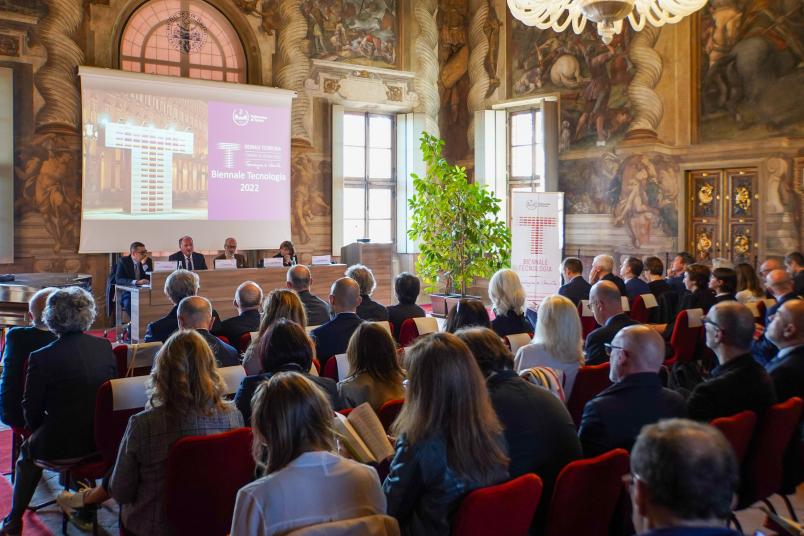 Il Salone d'Onore del Castello del Valentino gremito per la presentazione di Biennale 2022
