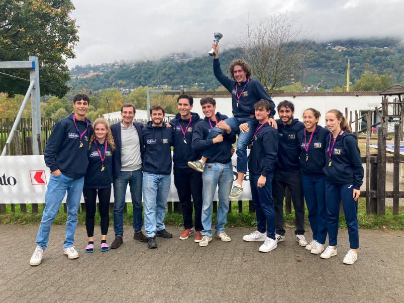 L'equipaggio del Politecnico festeggia la vittoria nella regata contro EPFL Losanna
