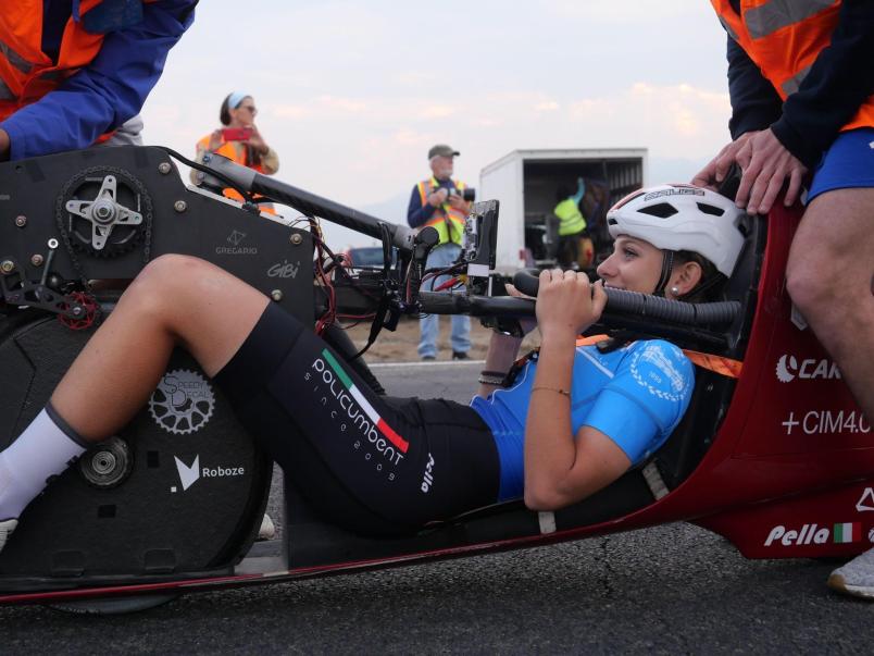 La pilota del veicolo in posizione prima della partenza