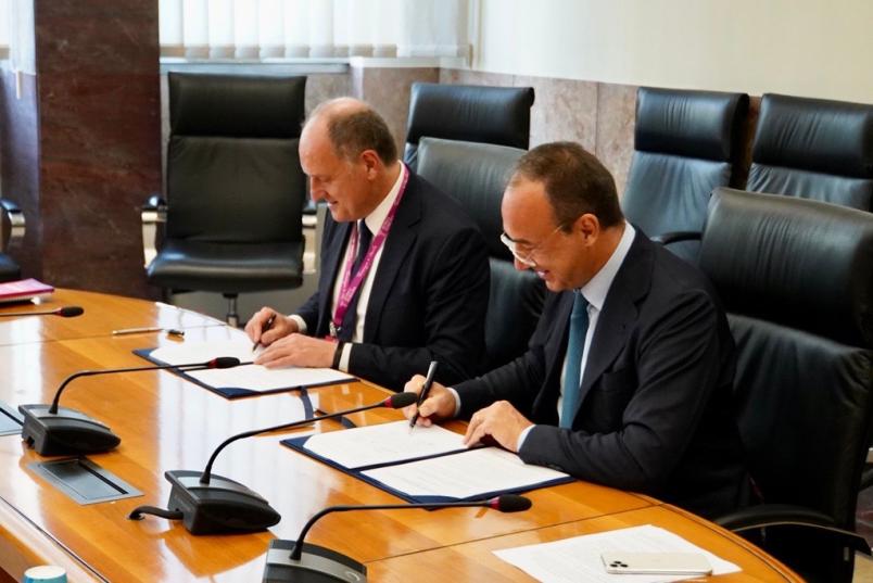 Il Rettore Guido Saracco e il Presidente di Iren Luca Dal Fabbro firmano