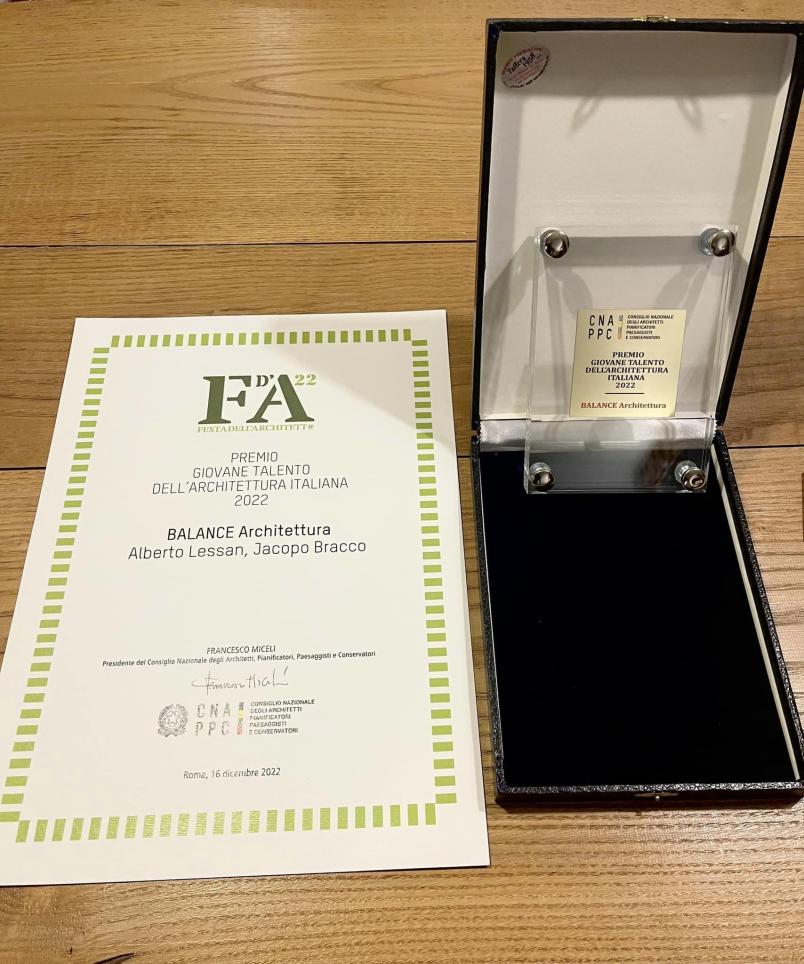 Il premio e la pergamena per i vincitori