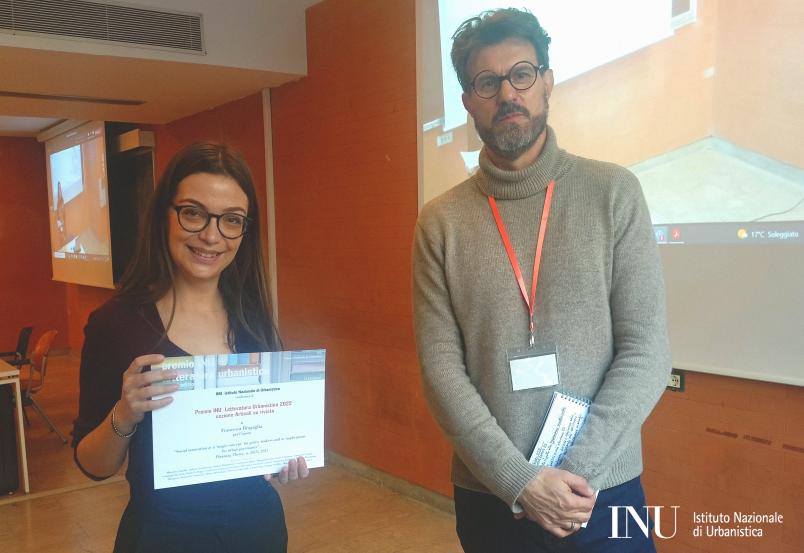 Francesca Bragaglia mostra l'attestato del premio vinto
