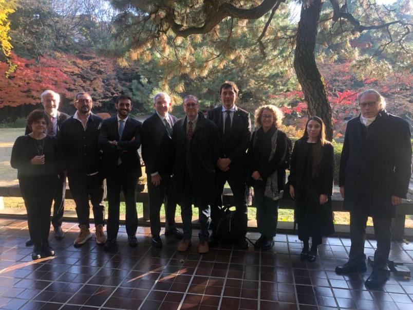 La delegazione del Politecnico in posa per la foto ufficiale con sfondo di alberi