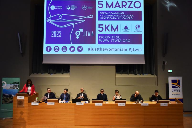 I relatori della conferenza stampa seduti al tavolo