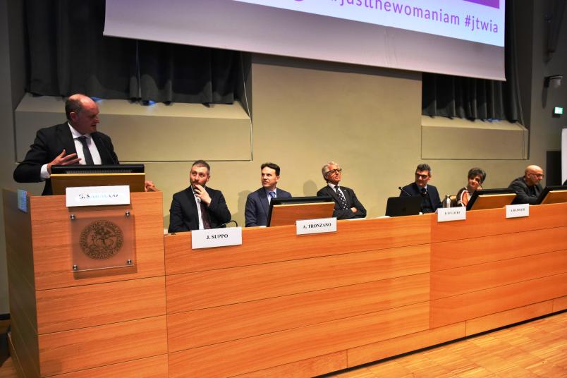 Conferenza stampa di presentazione con relatori seduti al tavolo