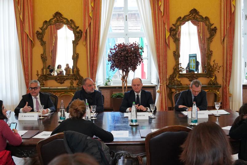 Foto della conferenza stampa del progetto Torino Student Housing con il Rettore Guido Saracco e altri seduti a un tavolo