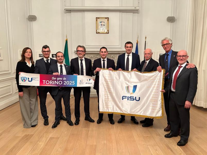 Foto di gruppo con la bandiera FISU per la delegazione di Torino e del Piemonte a New York