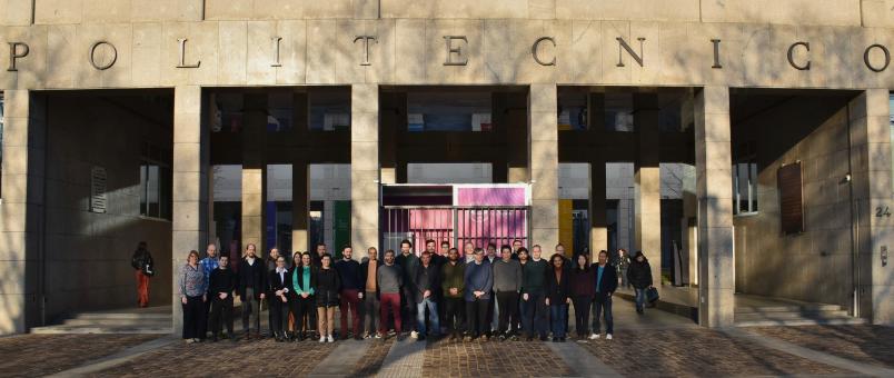 Foto di gruppo davanti all'ingresso del Politecnico per i partecipanti alla riunione del progetto Melodizer