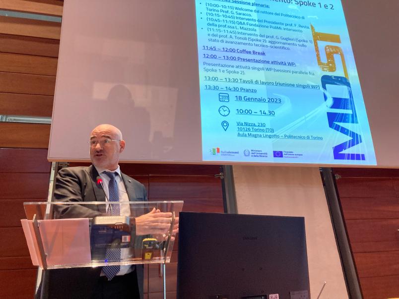 Uno dei relatori parla al podio al convegno del centro MOST