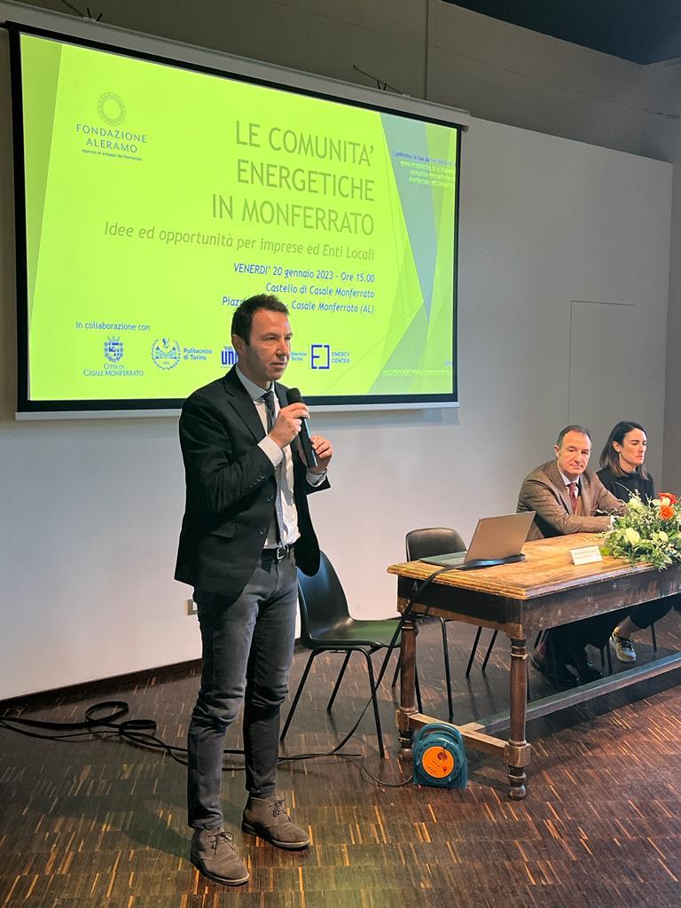 Il Vice Rettore Stefano Corgnati parla al microfono