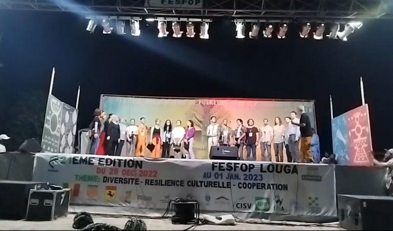 Il coro Polietnico si esibisce sul palco in Senegal