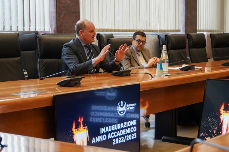 Il Rettore Guido Saracco e il Direttore Generale Vincenzo Tedesco seduti al tavolo durante la conferenza stampa