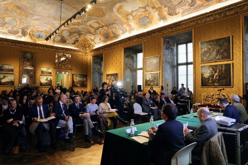 Foto del pubblico presente alla conferenza stampa di Biennale Democrazia 2023 in una sala affrescata