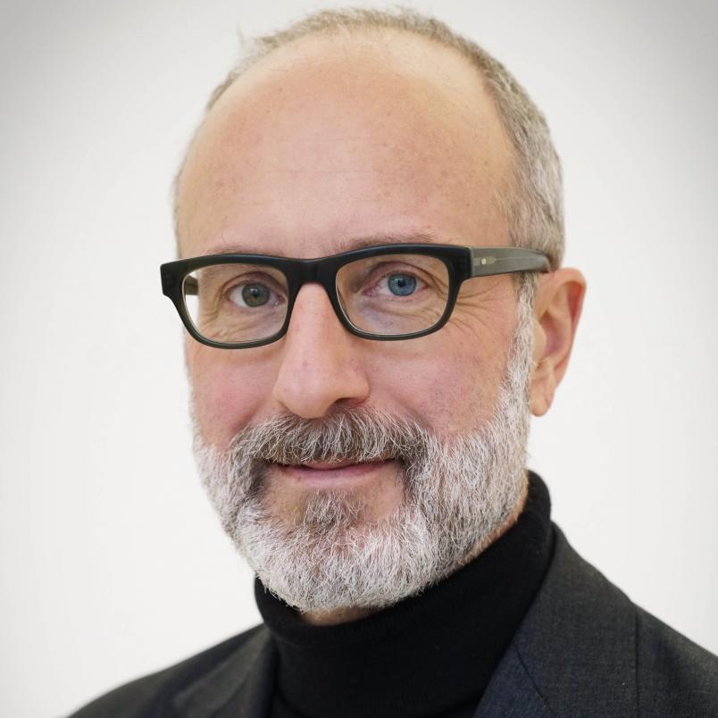 Foto in primo piano del professor Juan Carlos De Martin