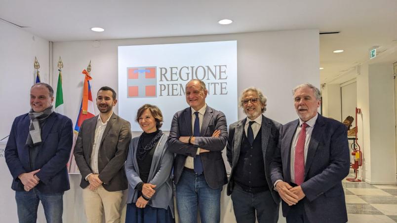 Foto di gruppo per i Rettori degli Atenei piemontesi, con la Presidente della RUS e l'assessore della Regione Piemonte