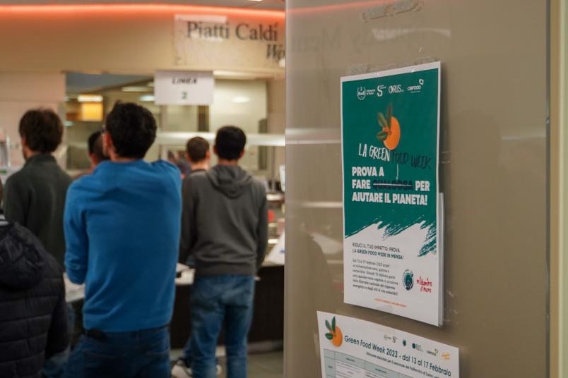 Coda alla mensa del Politecnico con locandina della Green Food Week