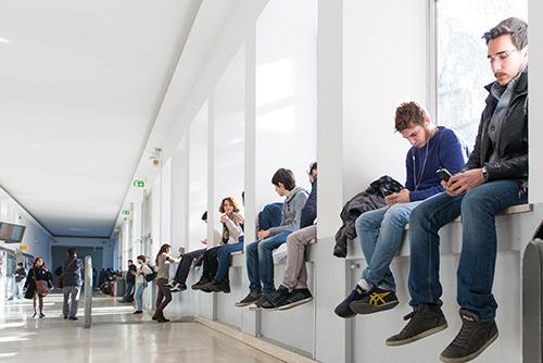 Studenti nel corridoio