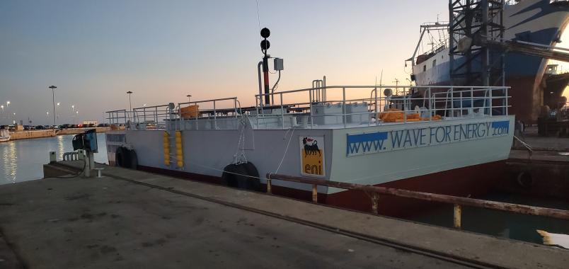 Foto della piattaforma del dispositivo ISWEC ormeggiata in porto al tramonto