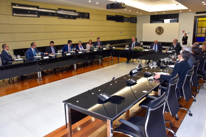 Il tavolo con i partecipanti alla riunione a Bogotà