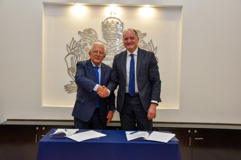 La stretta di mano tra i due rettori