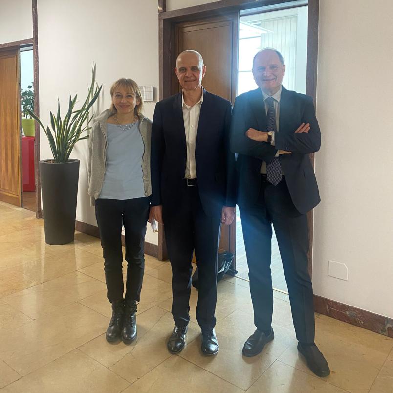 Foto del presidente dell'associazione alumni cinesi con il rettore saracco e carla chiasserini
