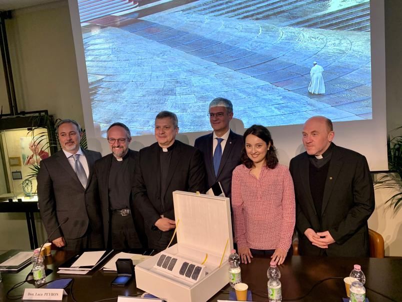 Foto di gruppo per i partecipanti alla conferenza stampa di presentazione dello spei satelles