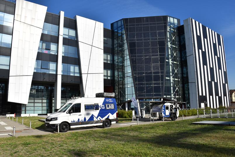 Il laboratorio mobile del dipartimento diati davanti all'energy center di ateneo