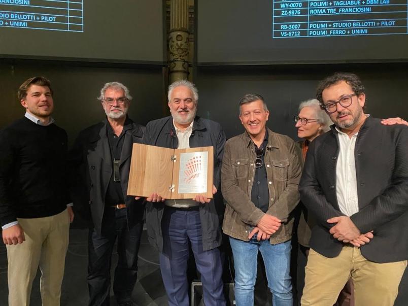 Foto di gruppo per il team vincitore del premio
