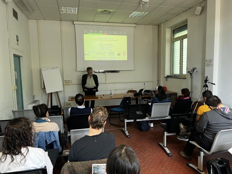 Il professor Teodor Gabriel Crainic durante la sua lezione