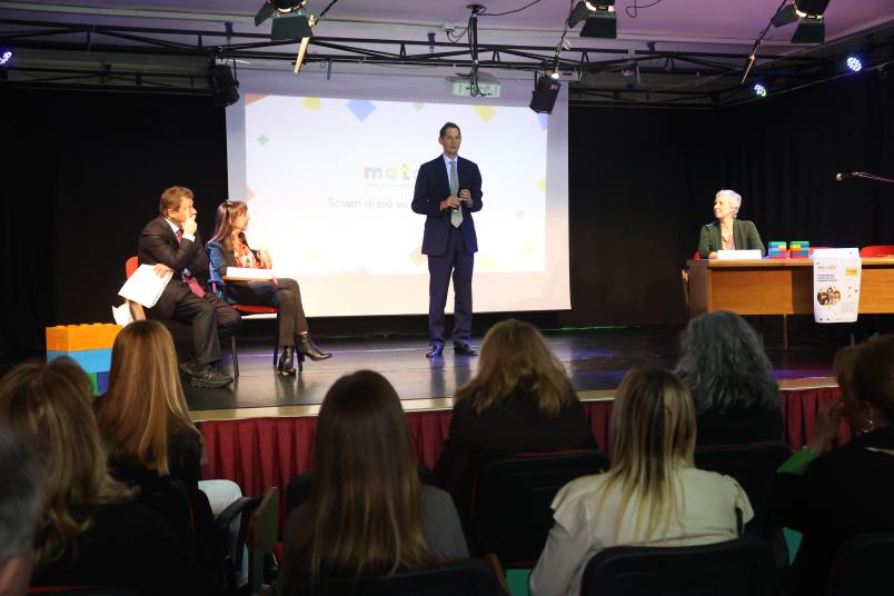 John Elkann parla dal palco alla presentazione del progetto